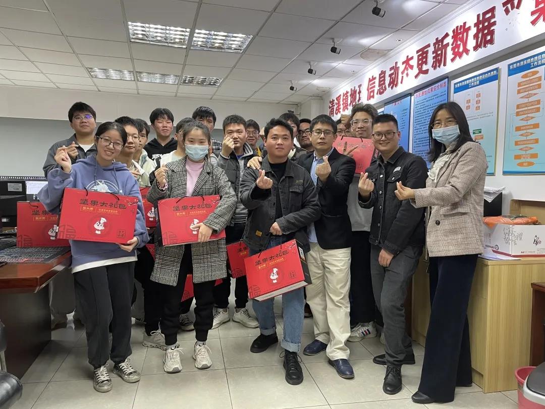 走访慰问，，，年货上门，，，尊龙体育集团多项行动确保项目部员工“就地”过好年！