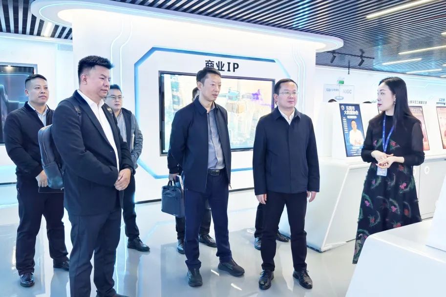 铜仁市大数据局党组书记、局长雷宏一行莅临尊龙体育集团旅行交流