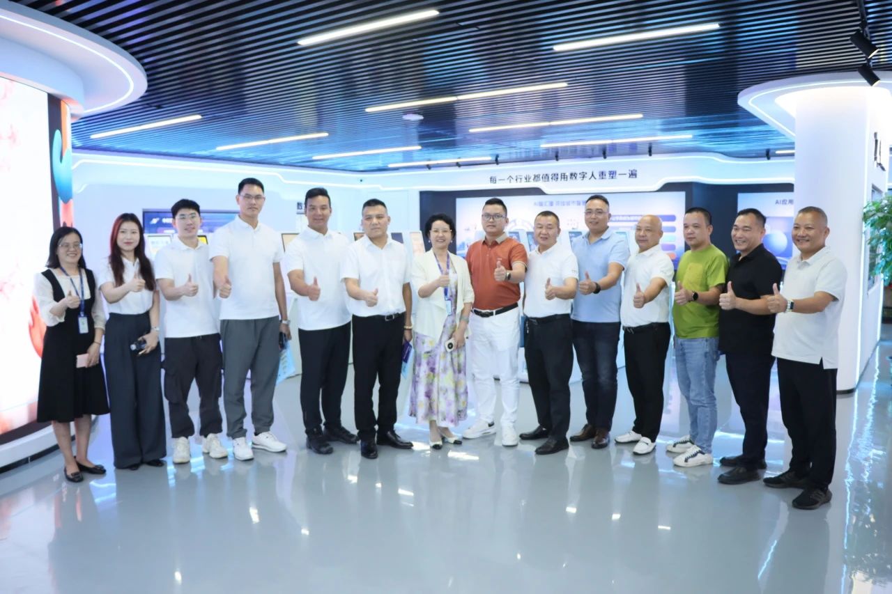 尊龙体育集团丨阳江市、东莞市茂名商会走进尊龙体育，，共探AI新机缘助力工业升级